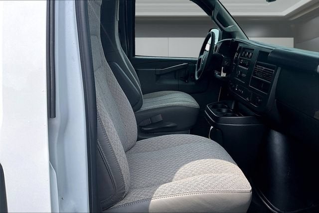 2026 Chevrolet Express Passenger 1LS