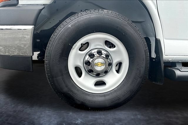 2026 Chevrolet Express Passenger 1LS