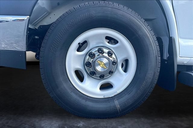 2026 Chevrolet Express Passenger 1LS