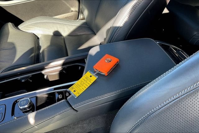 2023 Volvo XC90 Recharge Plug-In Hybrid T8 Ultimate Bright Theme 7-Seater