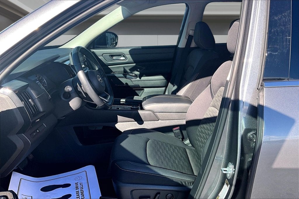 2022 Nissan Pathfinder SV